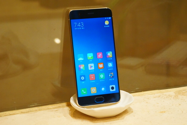 帅!小米Note3真机图赏:极窄边框+四曲面玻璃 -