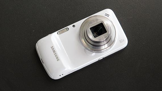 s4 zoom,这台手机采用可伸缩镜头设计,支持10倍光学变焦,采用1600万