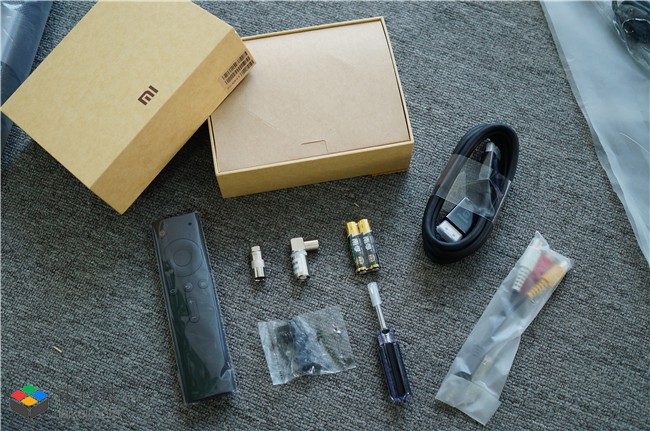 配件盒子上主要有遥控器,mi port连接线,av转接线,电池,螺丝以及螺丝