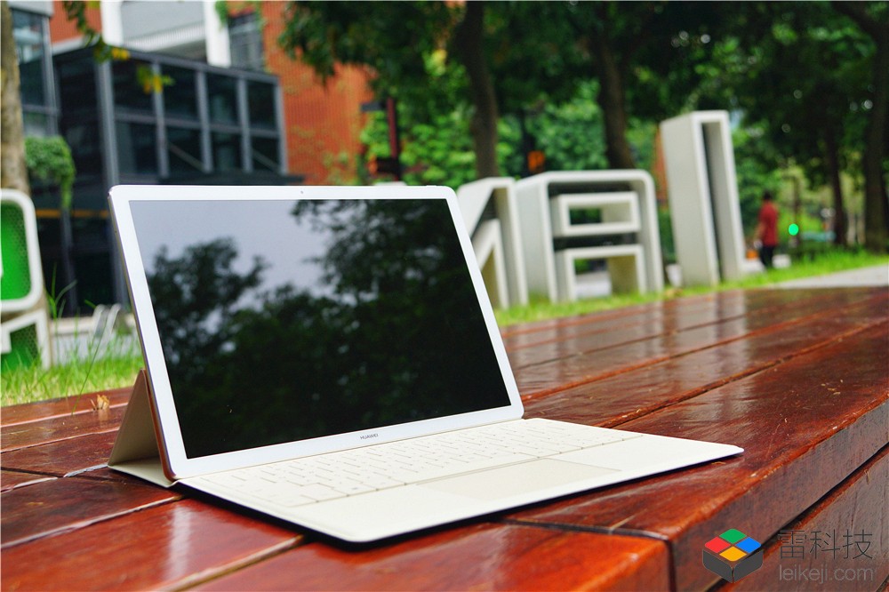 华为 Matebook 开箱图赏:浓浓苹果味,第一感觉