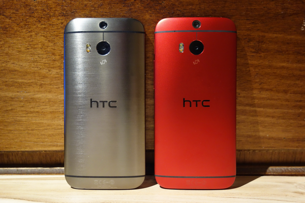 后置双摄方面,最初采用此方案的就是HTC,主摄镜头记录拍摄主体,景深镜头记录不同焦距的背景照片,然后通过手机相机算法实现自拍人物主体突出、背景虚化的浅景深效果。此外,这种方案还支持先拍照后对焦,在拍摄完成后,可重新选择对焦点。 前置双摄方面,采用高像素人像摄像头+专业虚化摄像头方案的有金立S10和vivo X9s系列,此外它们还配备前置柔光灯。 3.