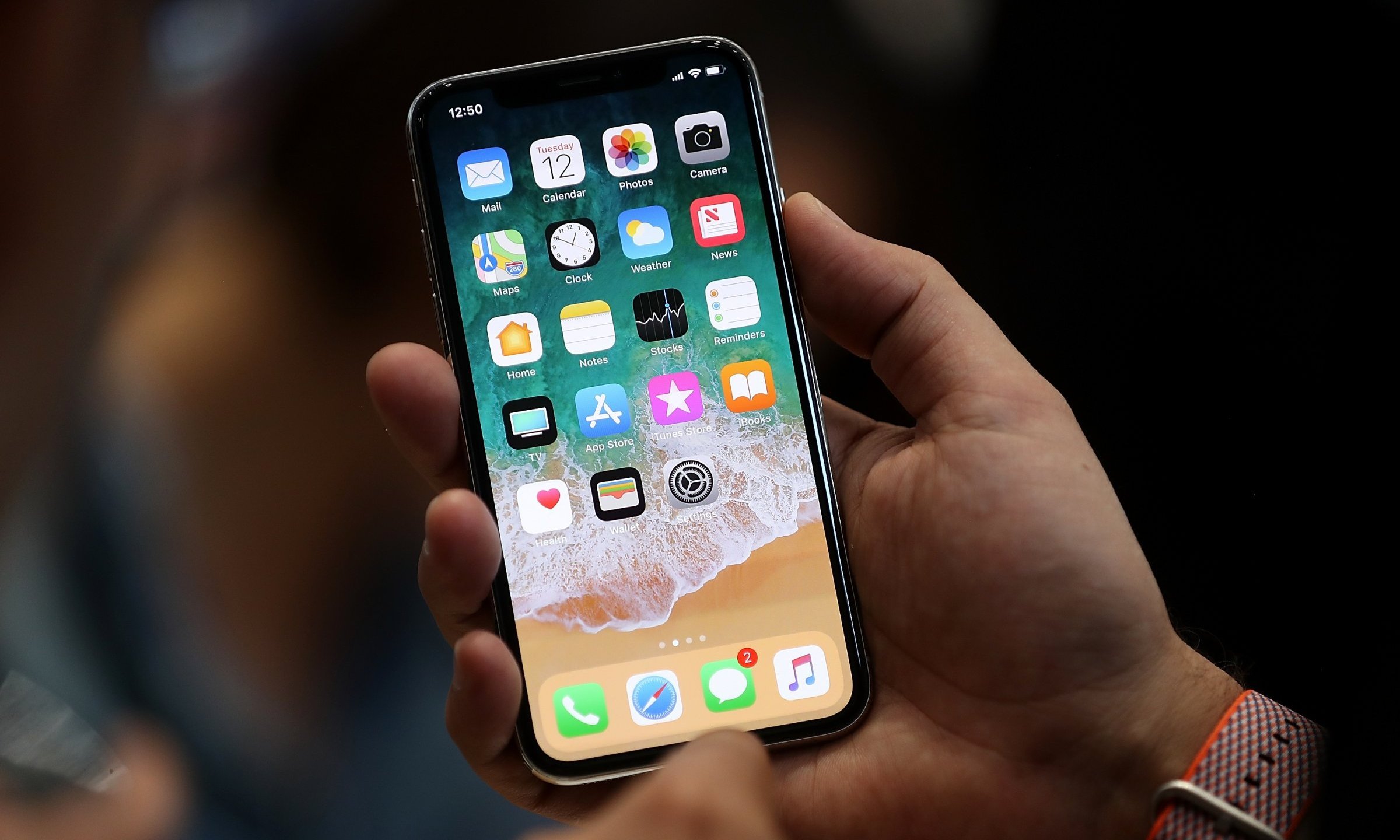 想买5G iPhone?库克:不存在的