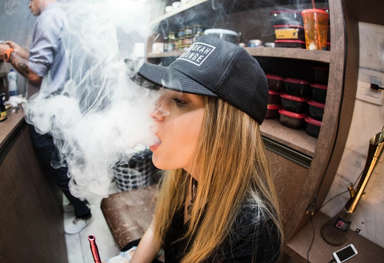 对于电子烟的危害究竟有多大,小雷不是很清楚,因为身边抽烟的同龄人
