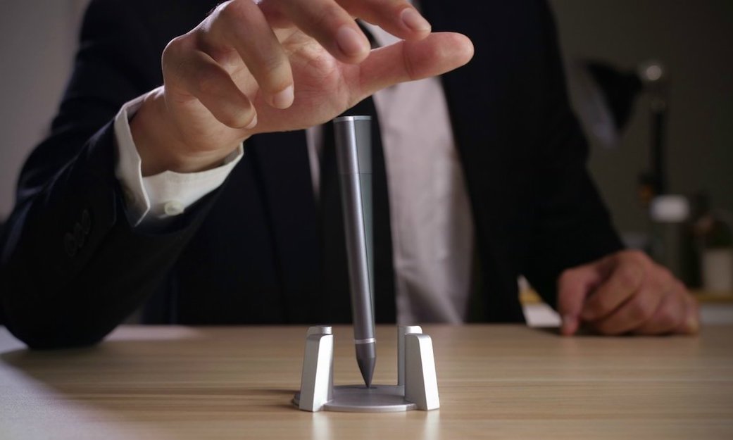 现实中的笔仙?悬浮笔除了造型酷炫还会旋转