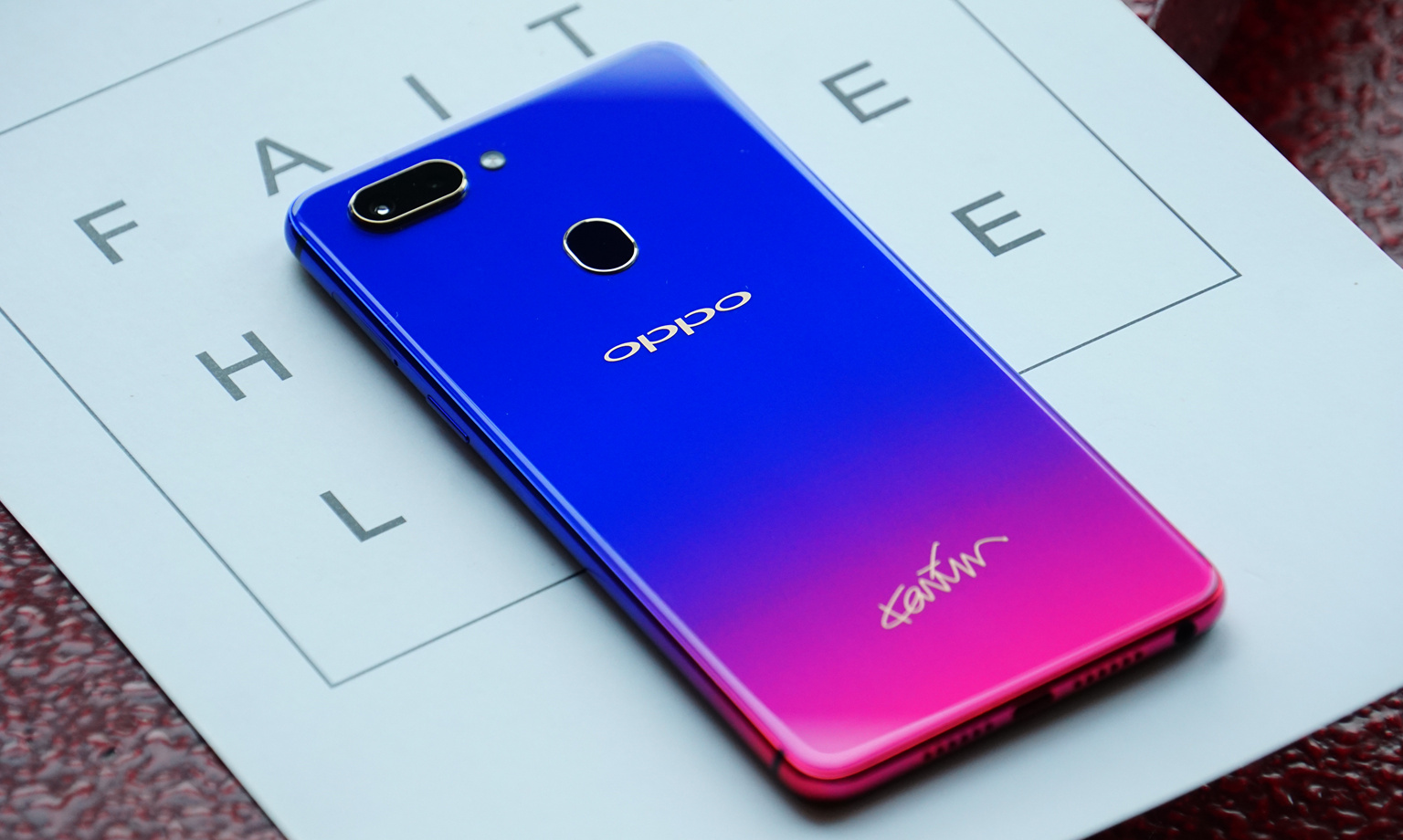 oppo r15星云特别版图赏:最美的红蓝渐变,邂逅最美的你