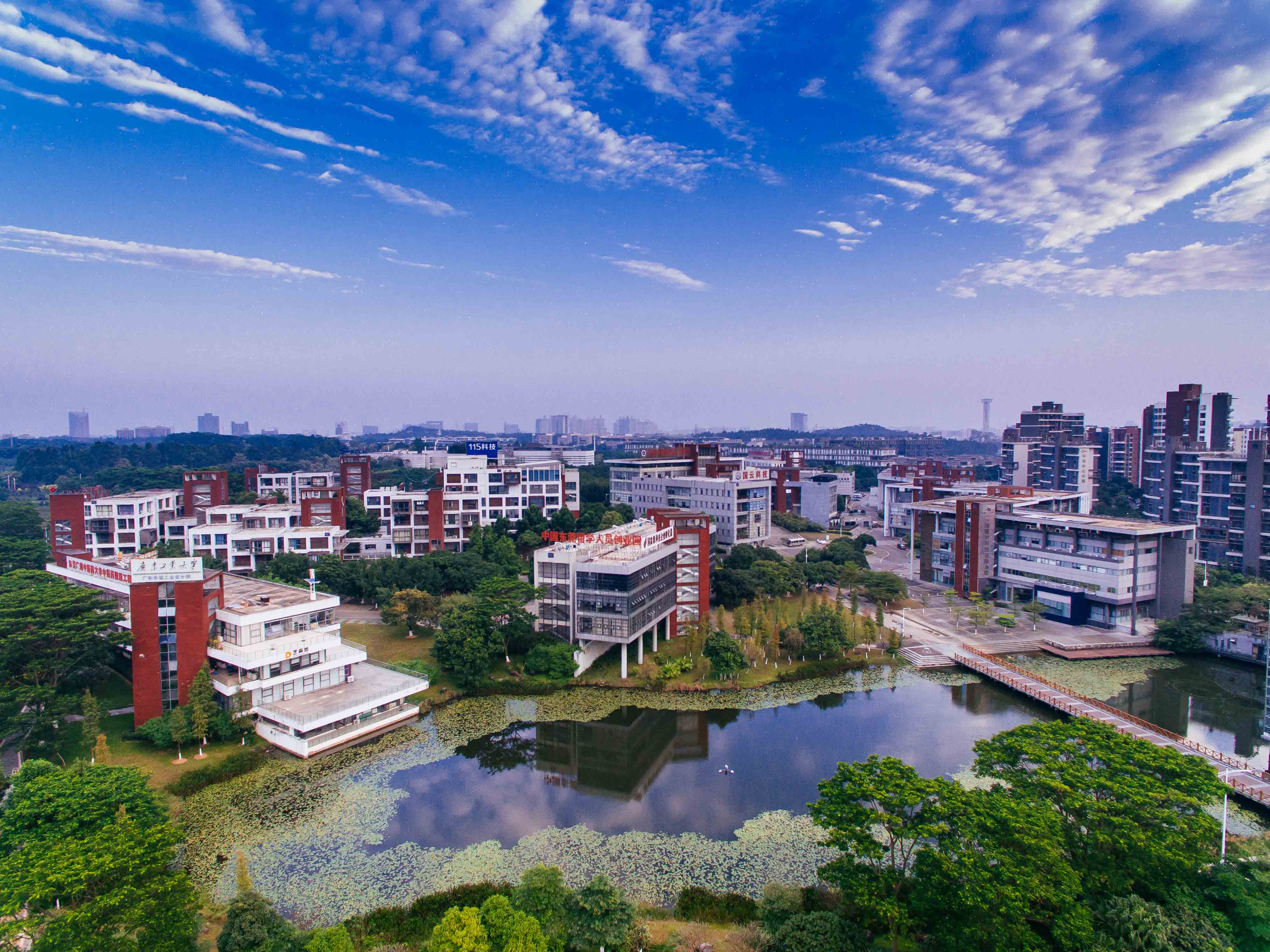 松山湖材料实验室规划建设松山湖科学城,与深圳光明科学城一并被基本