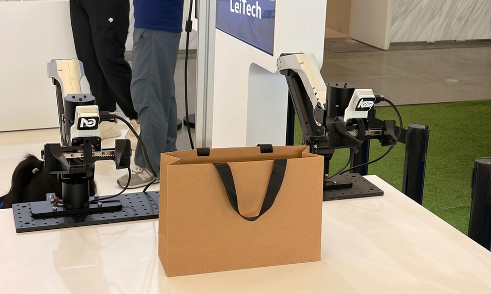 Daxiao Robot makes its debut at WRC! It excels at order‑picking and inspection, capable of handling more tasks than I can.