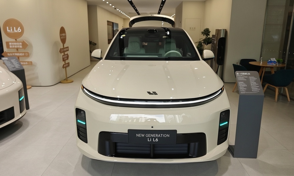 Hands-On with the New Li Auto L6: Dramatic Interior Upgrades with Panoramic Display, But Dashboard Removal Is a Misstep