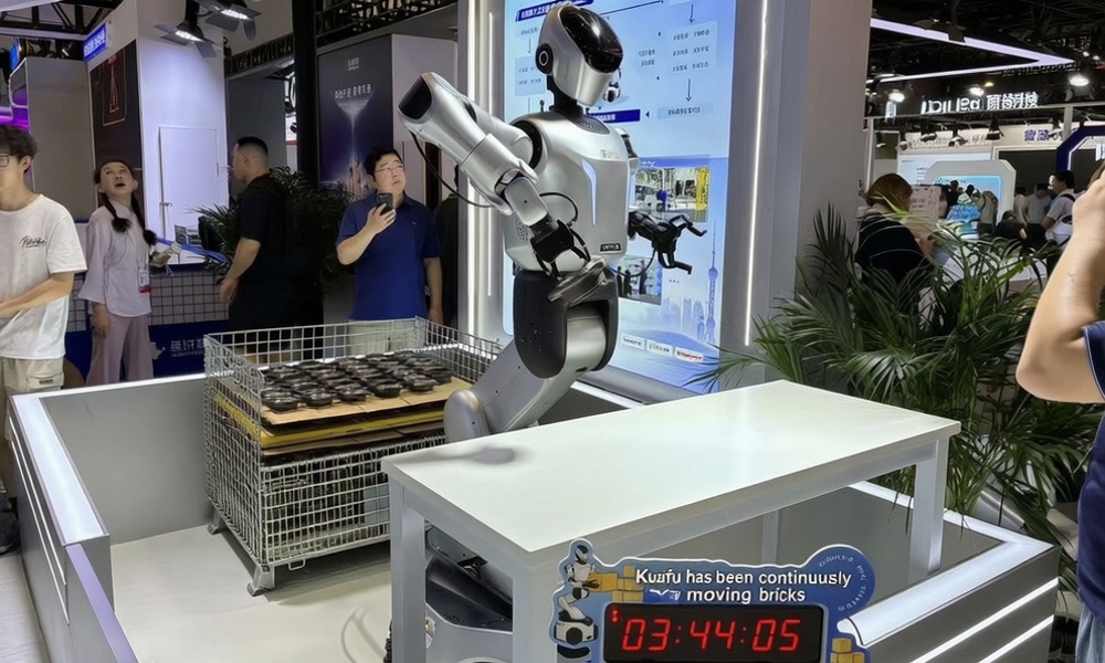 Humanoid Robots Go Beyond Dancing: Lok Robotics Moves Bricks for 8 Hours Straight at WAIC