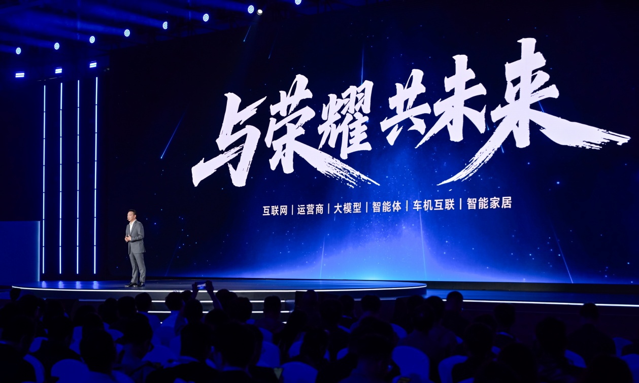 从“人适应系统”到“系统适应人”：荣耀AI OS重构人机交互新范式