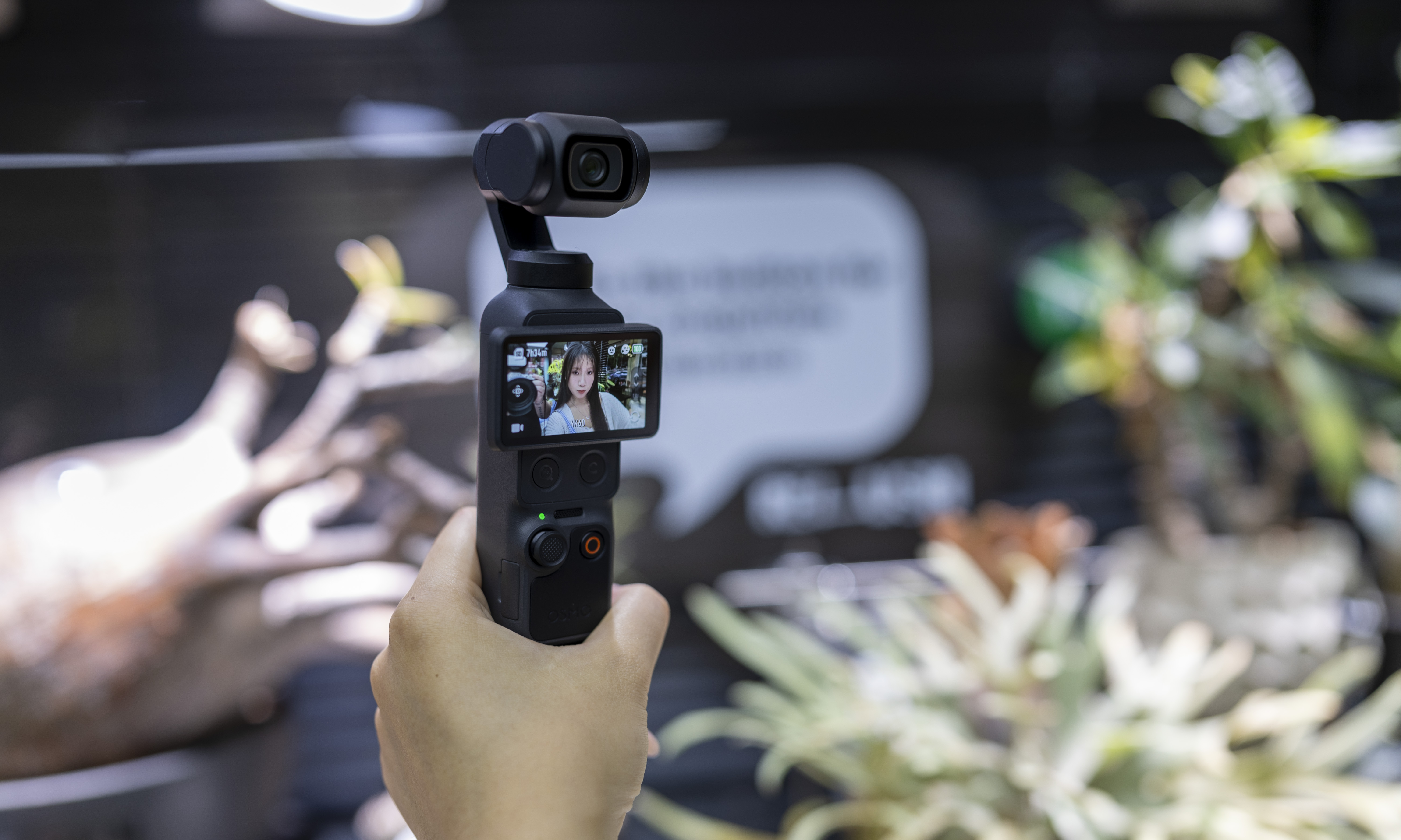 大疆Osmo Pocket 4首发评测：14档动态范围加持，画质与人像直出双封神