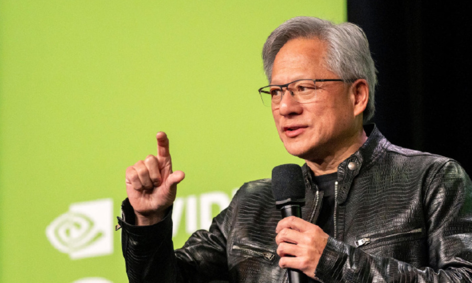 全网吵翻！黄仁勋大谈AI烧钱，网友：英伟达算盘打得太精明