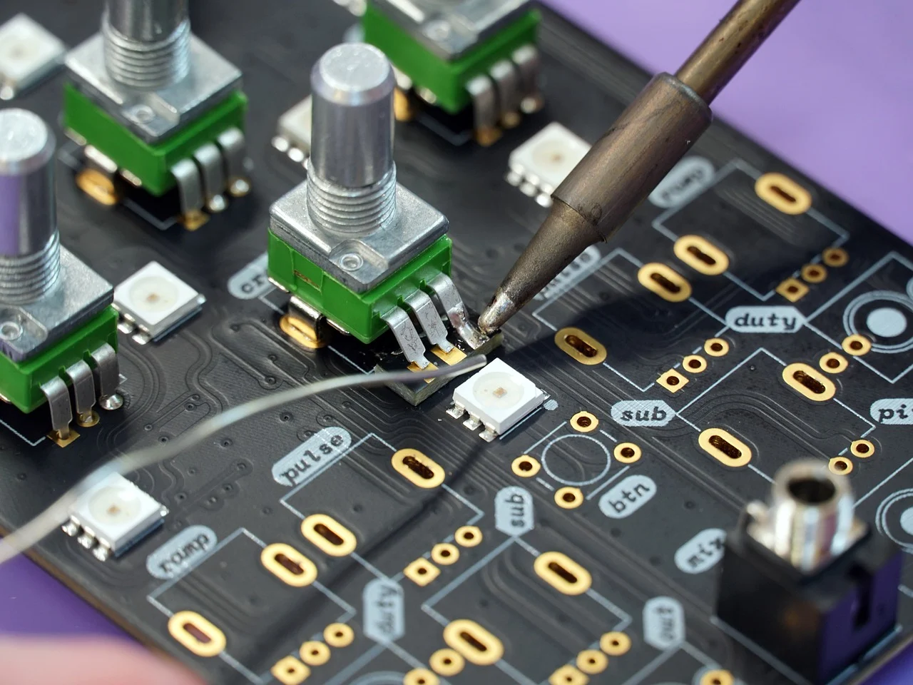 soldering-7897827_1280.jpg