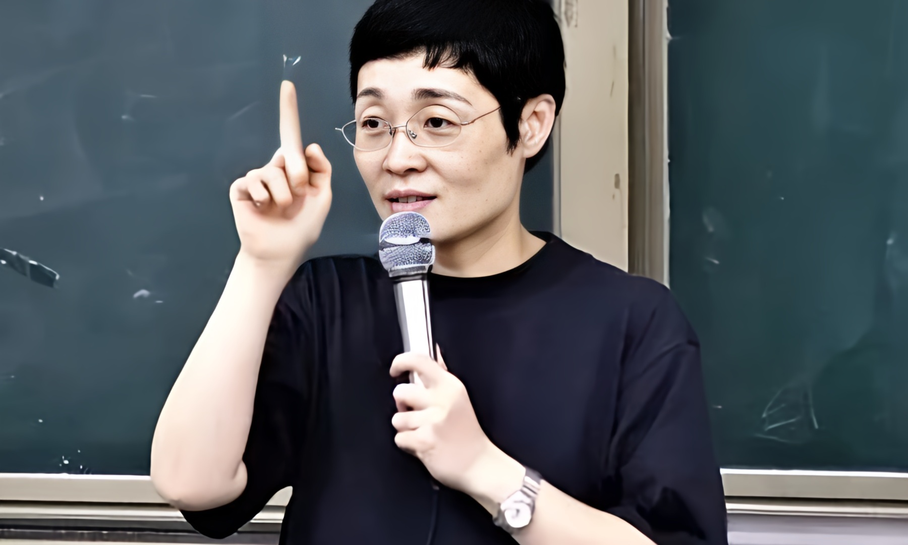 抖音这位百万粉丝的女网红，看过她直播的人全都被骂爽了