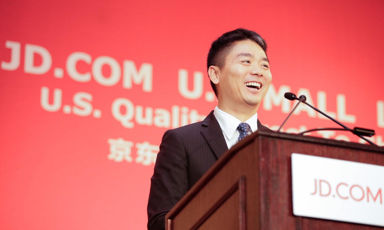 上万件年货已到位！刘强东为乡亲父老发年货，大屏AI手机垒成墙