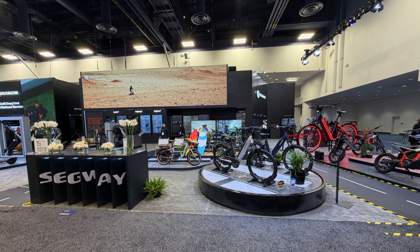 智能E-bike断代领先，九号勇闯CES 2026：割草机器人矩阵亮相