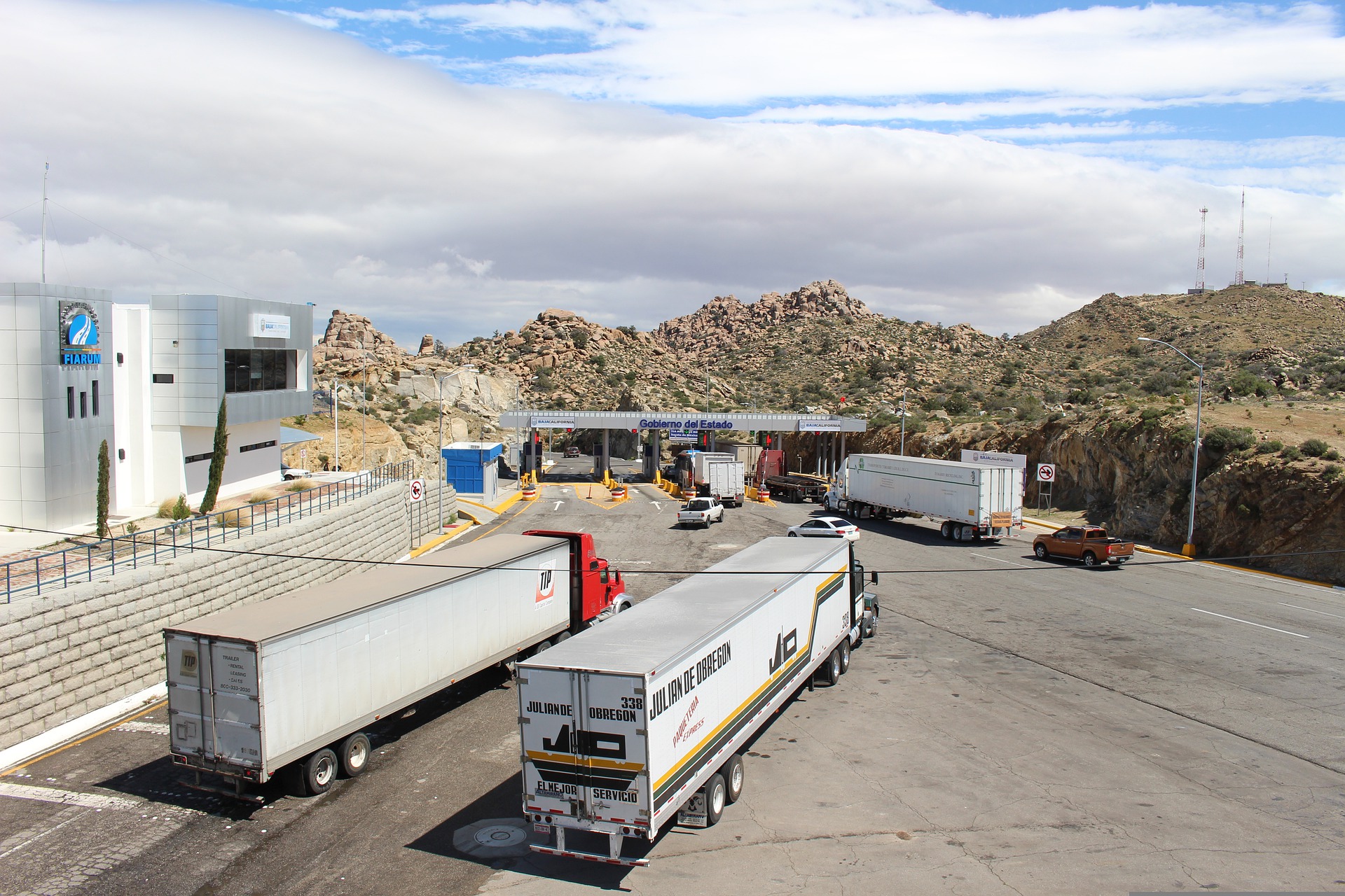 trailer-2821120_1920.jpg