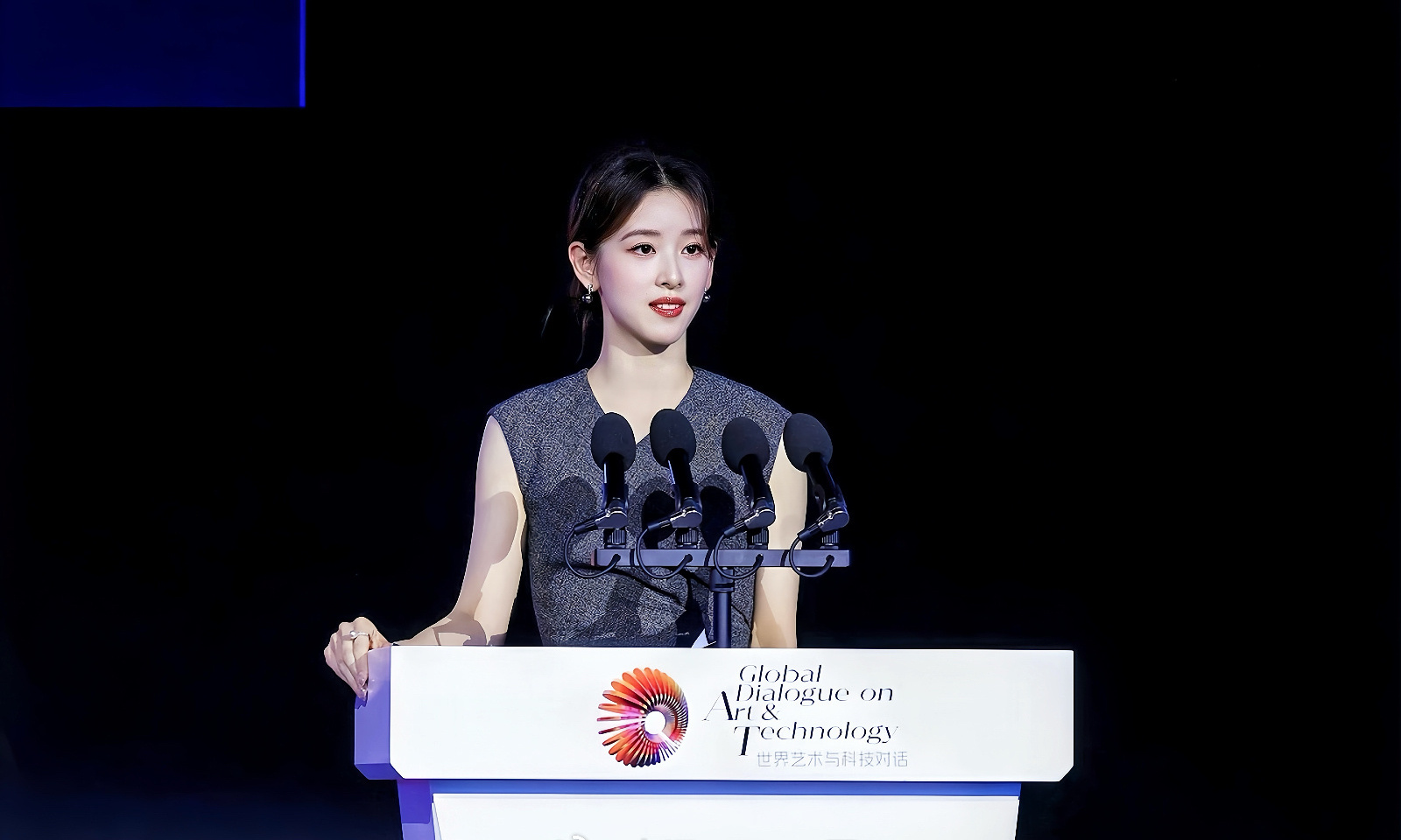 章泽天惊艳亮相北京！利落高级职业穿搭气场全开，从容登台发言