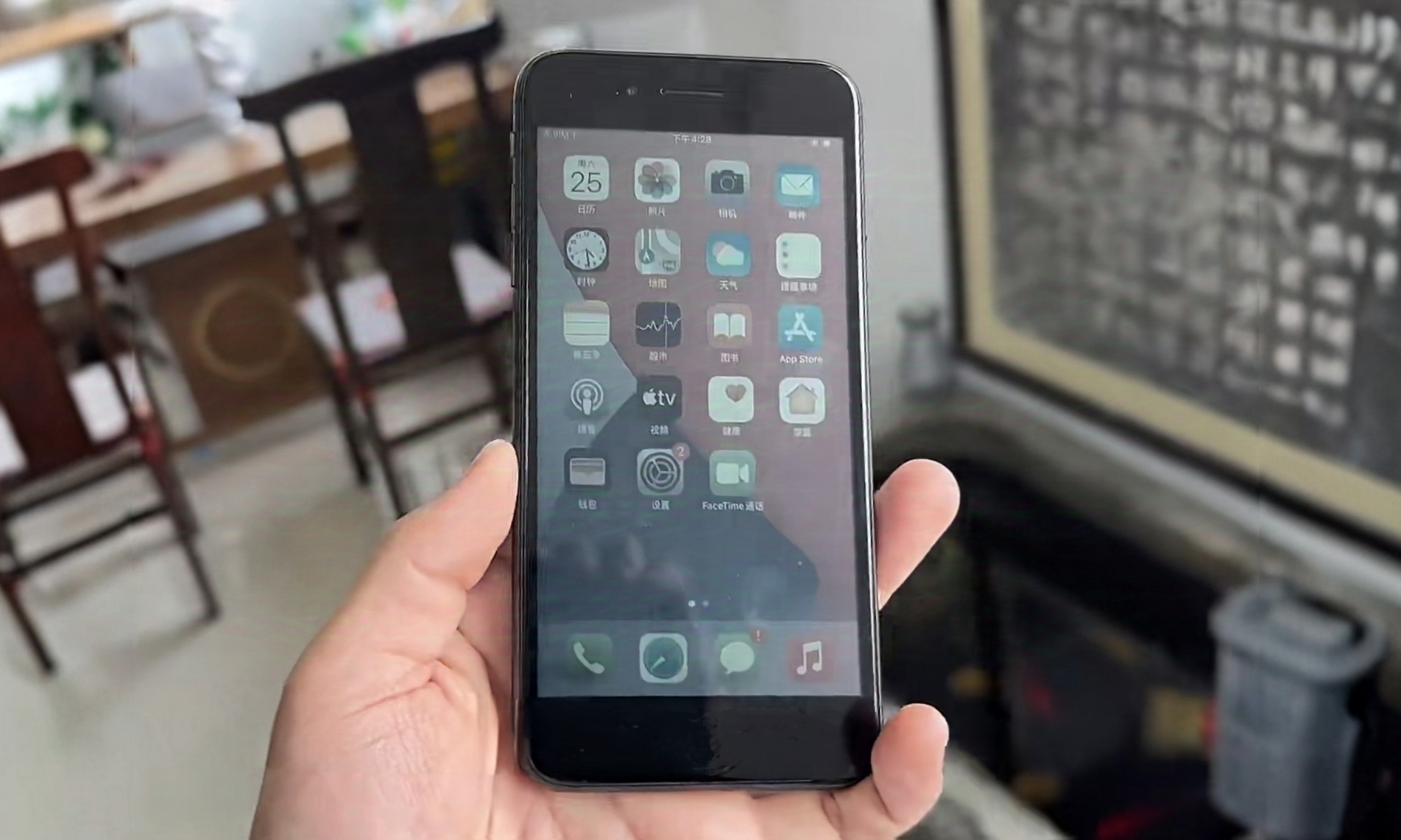 iPhone秒变电纸书？华强北魔改机火了：真护眼还是智商税？