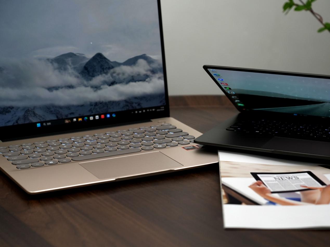 桌子上放着笔记本电脑
描述已自动生成