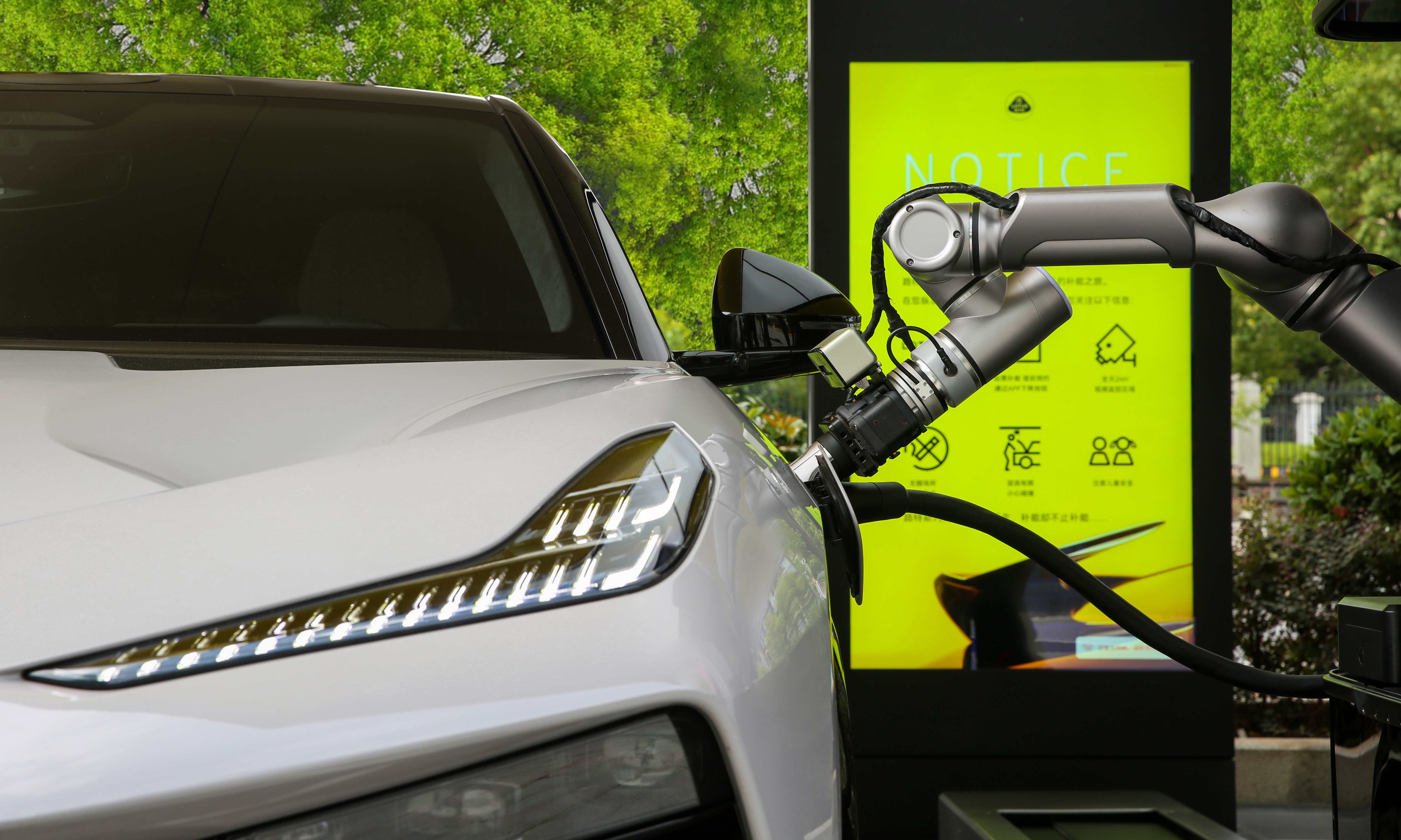 变强后的汽车无线充电，依然又菜又难用