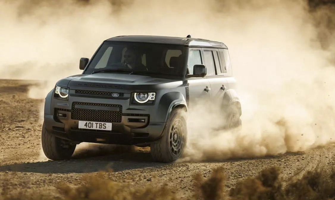 不是演习！警方回应路虎司机撞飞持刀男子：属正当防卫