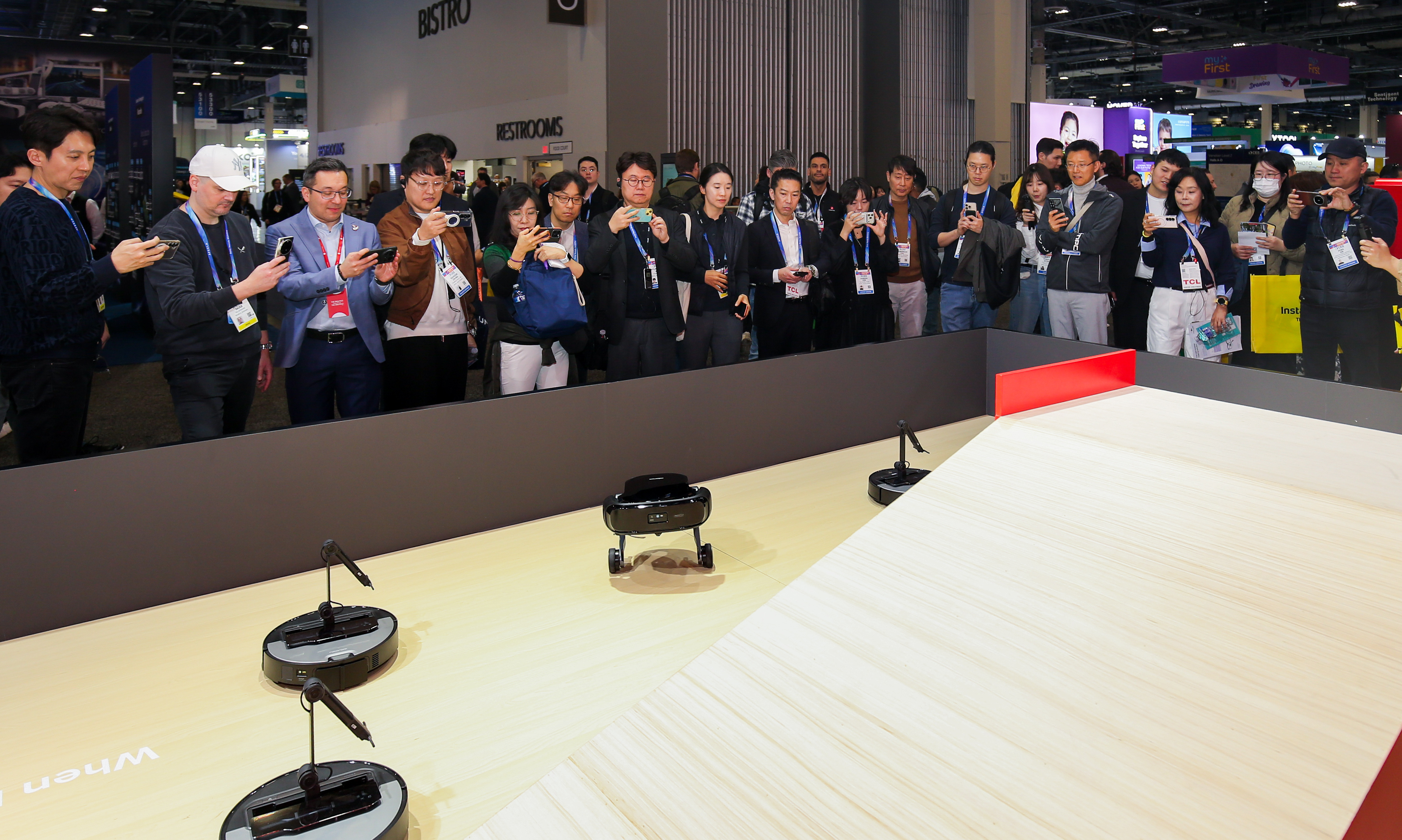 扫地机在CES上爬起了楼梯，智能清洁行业迎「具身」时刻？
