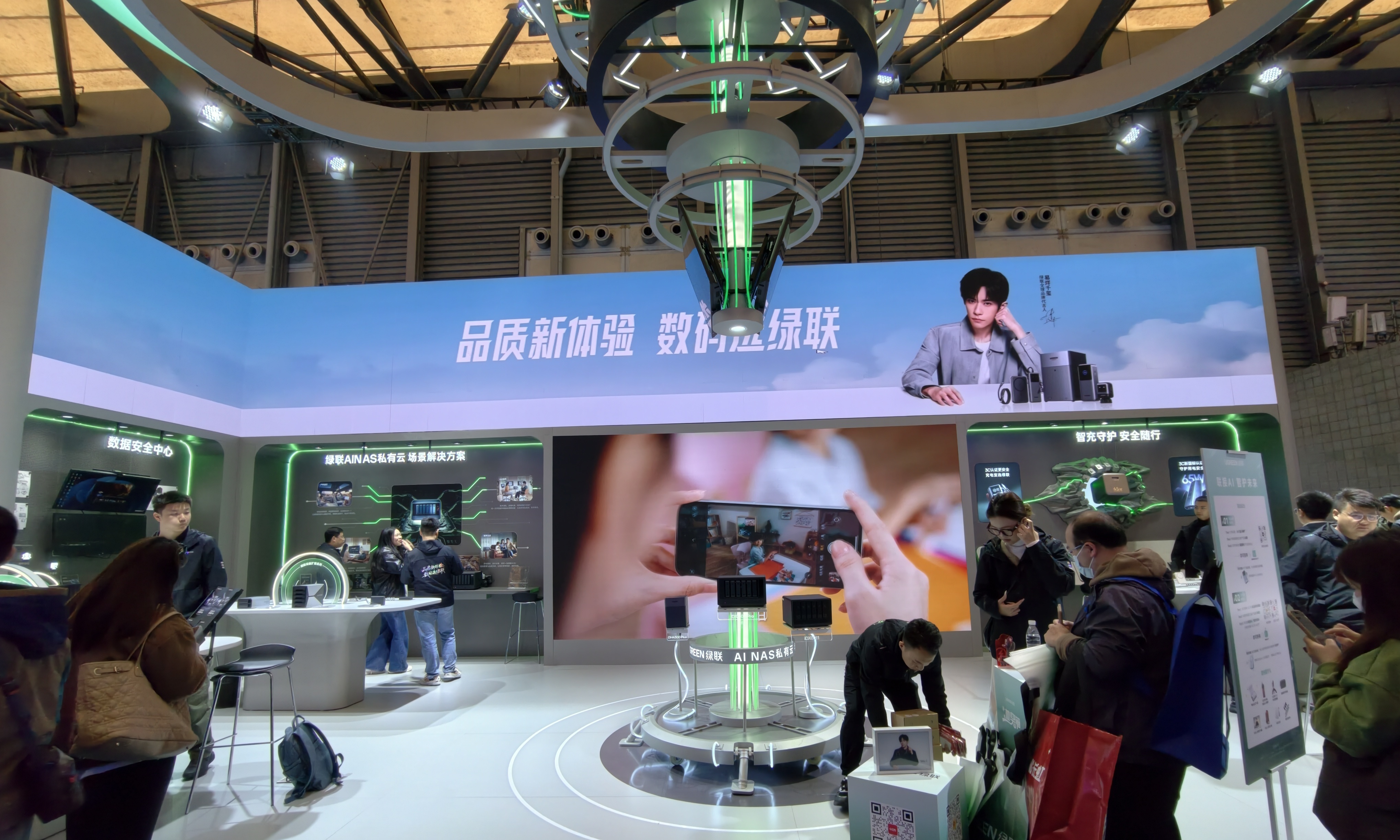 不止充电！绿联AWE展出AI NAS，联合理想汽车推出神秘新品