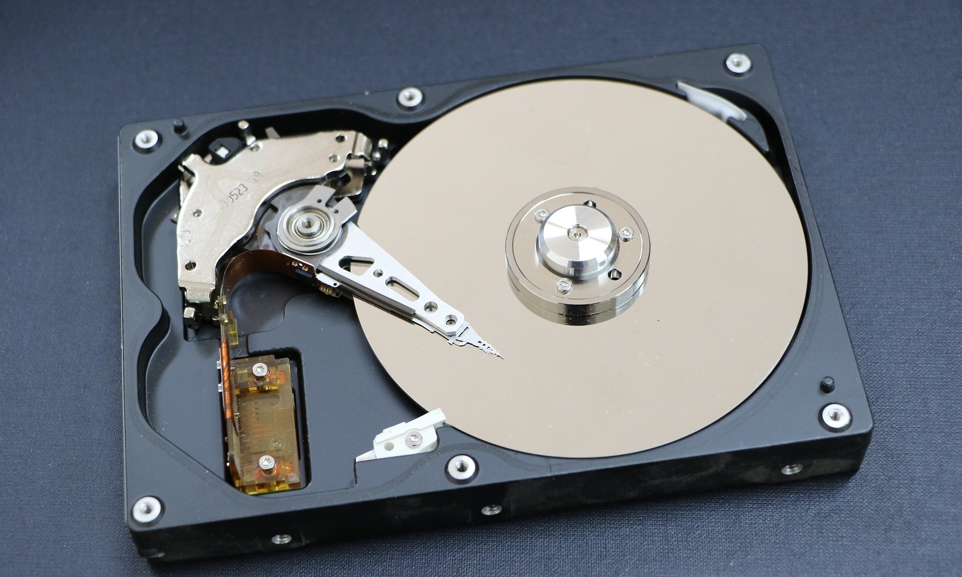 SSD价格暴降，又重又慢的机械硬盘该被淘汰了？