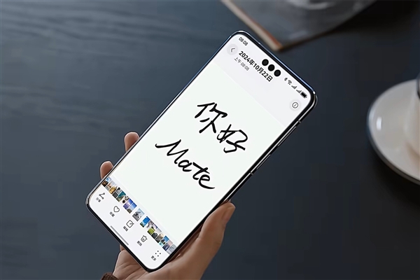 直屏党狂喜！华为Mate 80升级大直屏：曾爆火的等深微曲屏成绝唱