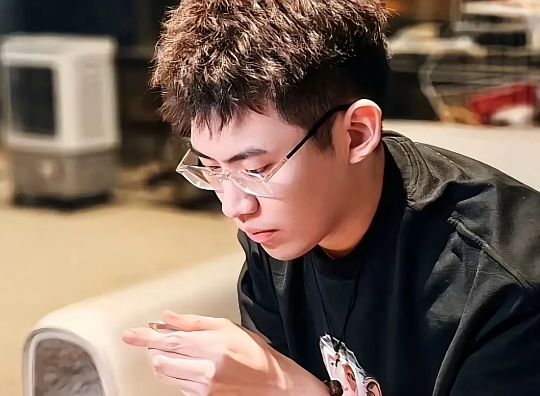 白天鉴宝，晚上鉴腿的听泉鉴宝，也整上直播带货了？