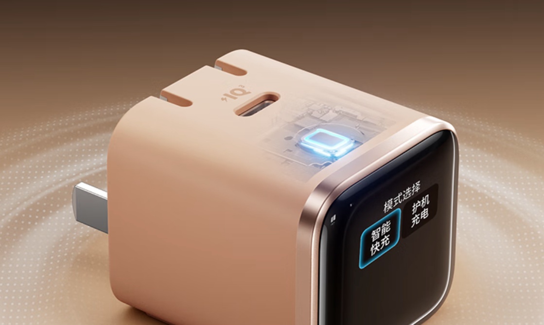 充电头也开始刷存在感：卷完功率卷屏幕，配件市场的下一站是「可视化」？