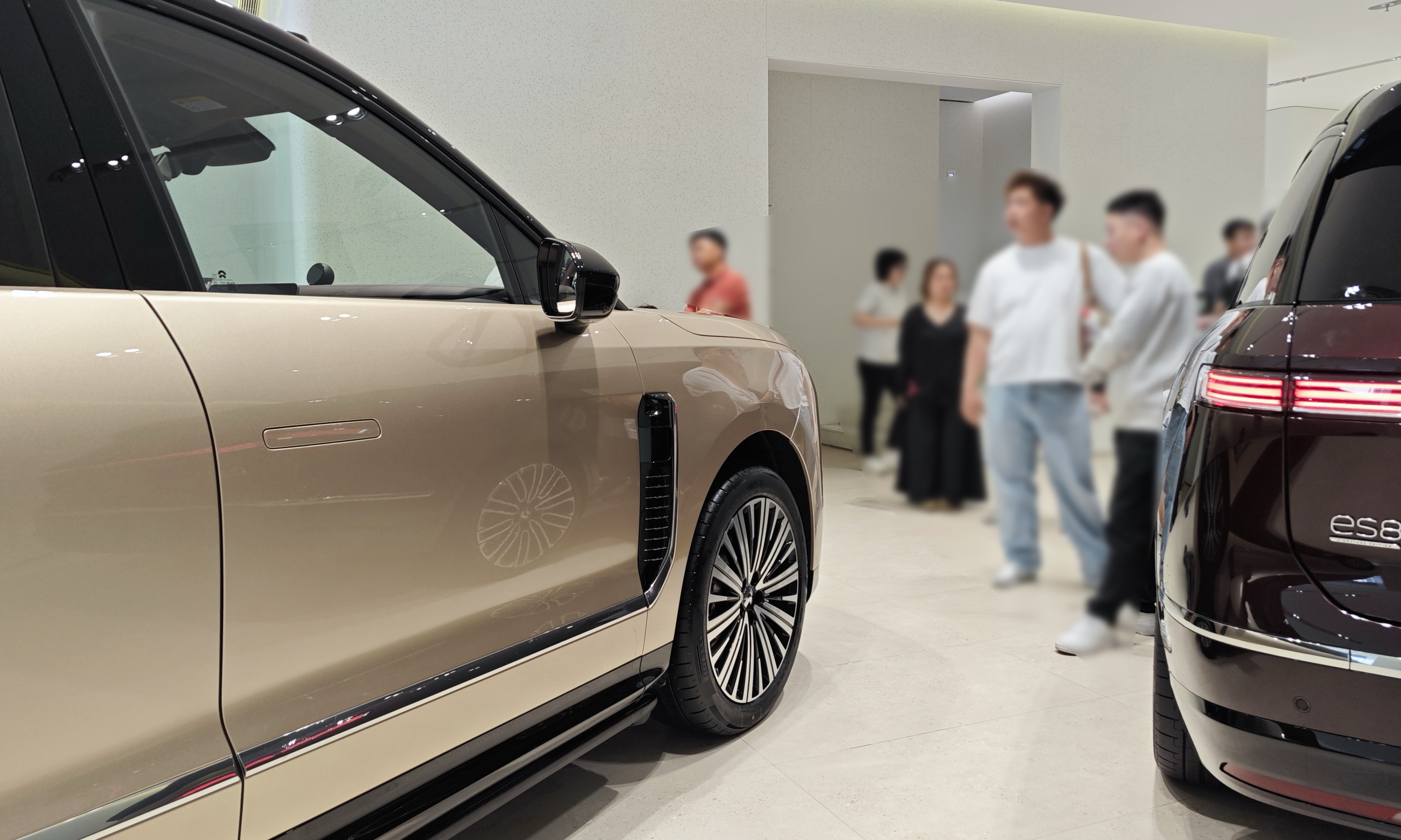 抢先到店实拍蔚来ES9：投影大灯+47个扬声器，就看李斌怎么定价