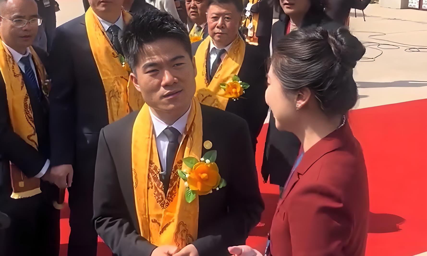 董宇辉风波后首现身！鬓角白发惹人议，三十出头熬成这样？