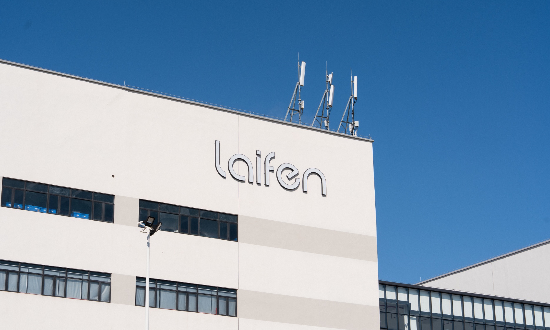 从自研电机到千级无尘：走进徕芬超级工厂，看国货精品如何炼成「技术普惠」