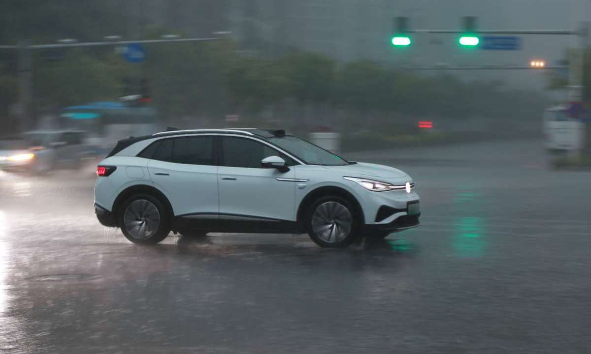 地平线高阶智驾方案SuperDrive挑战雨天晚高峰，全程无接管堪称“老司机”