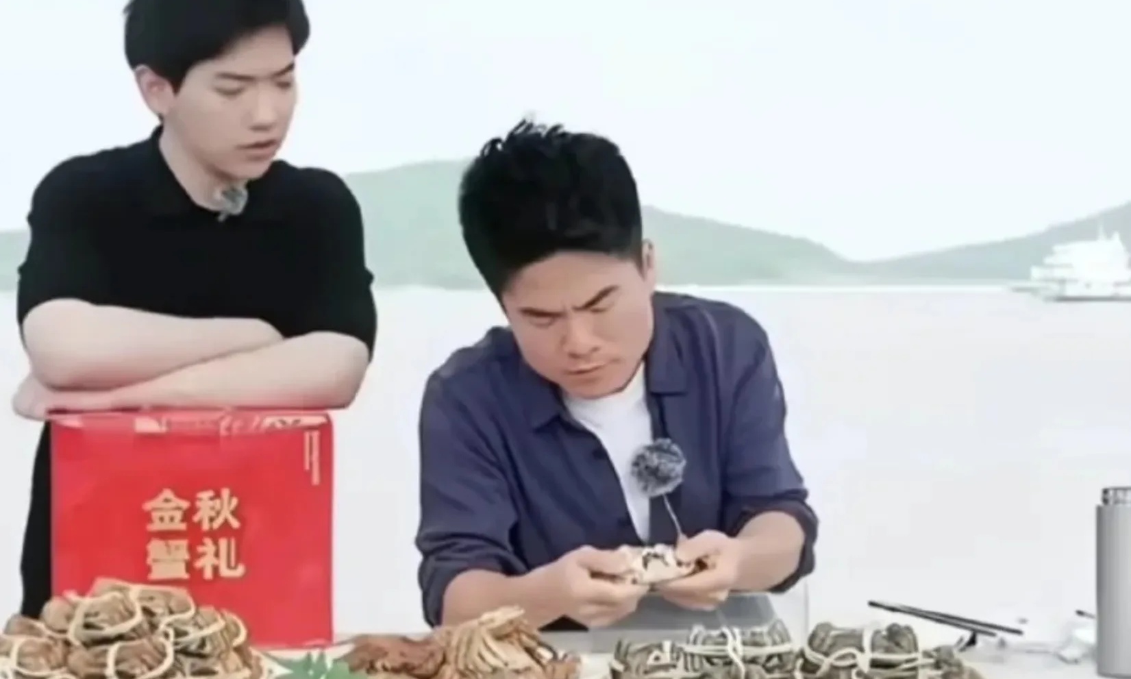 蟹黄少到尴尬！董宇辉直播间当场沉脸，硬刚大闸蟹商家