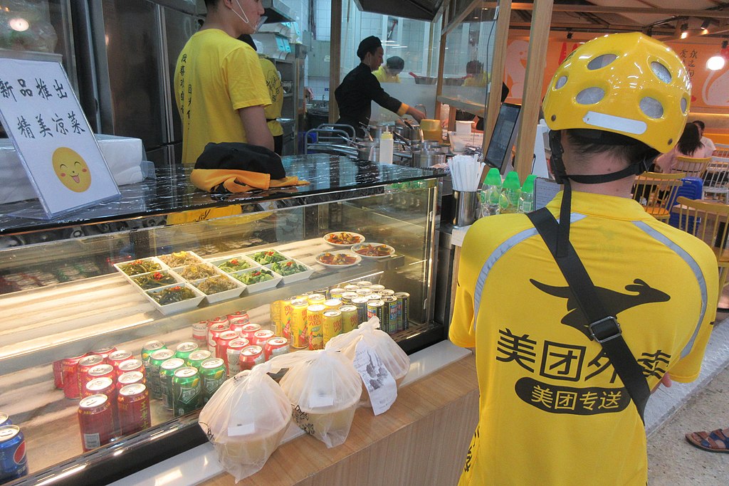 1024px-SZ_深圳_Shenzhen_蛇口_Shekou_shop_restaurant_美團_Meituan_food_delivery_worker_uniform_yellow_August_2018_IX2.jpg
