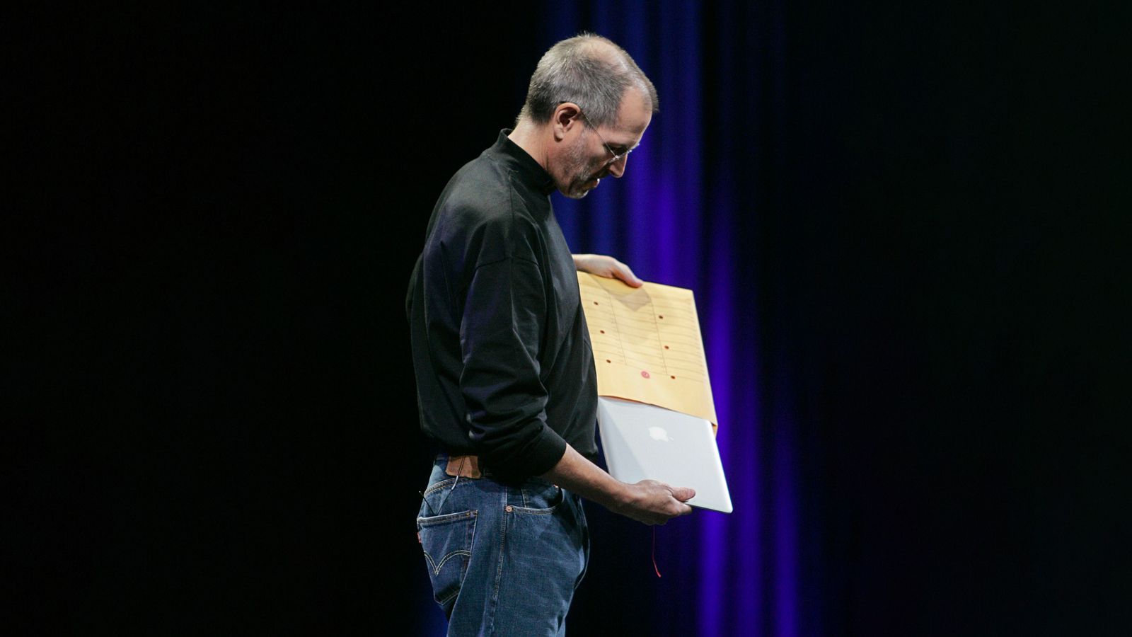 Steve-Jobs-Introducing-MacBook-Air-2.jpg