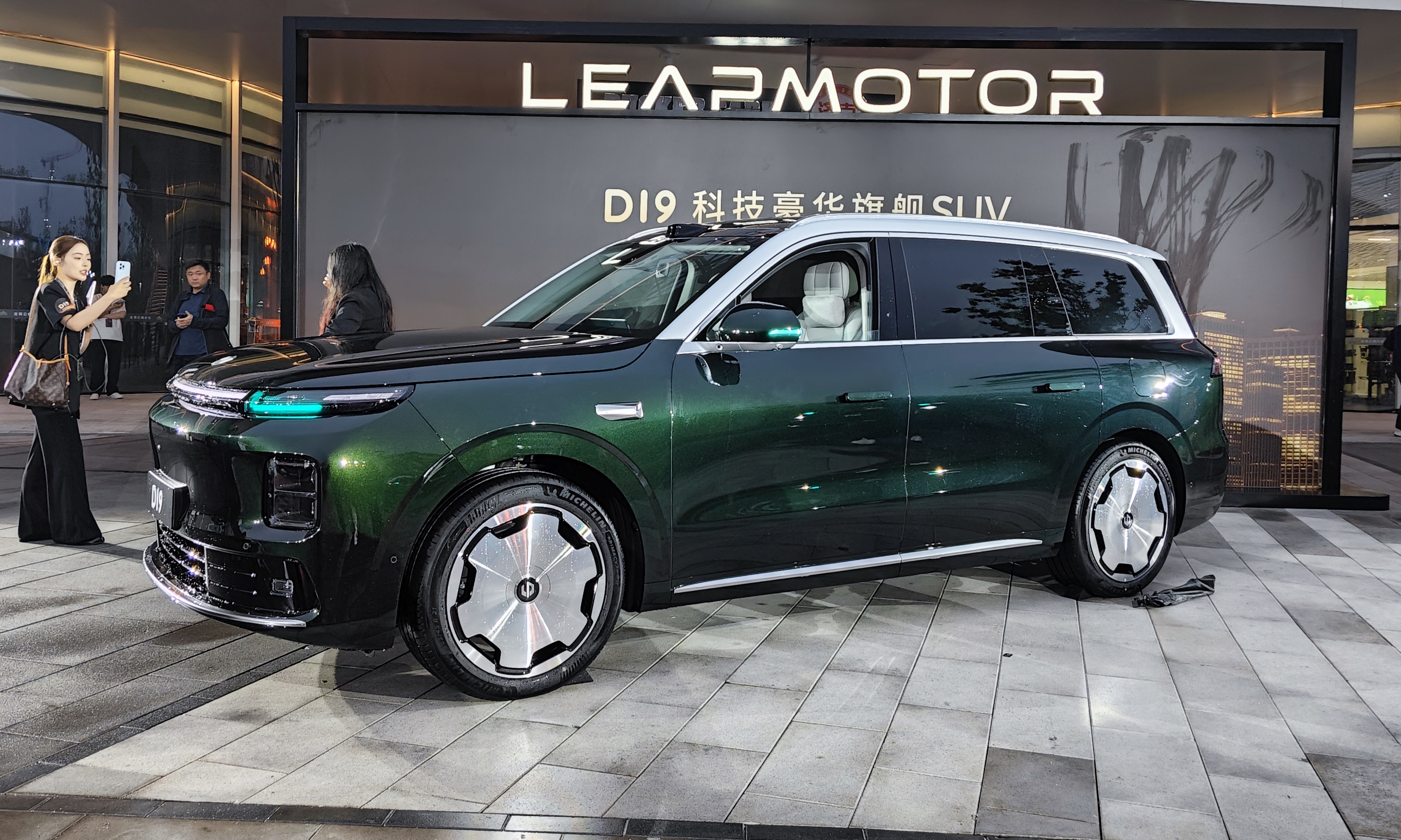 不到22万买5.2米SUV？零跑D19上市后，把高端SUV市场搅浑了