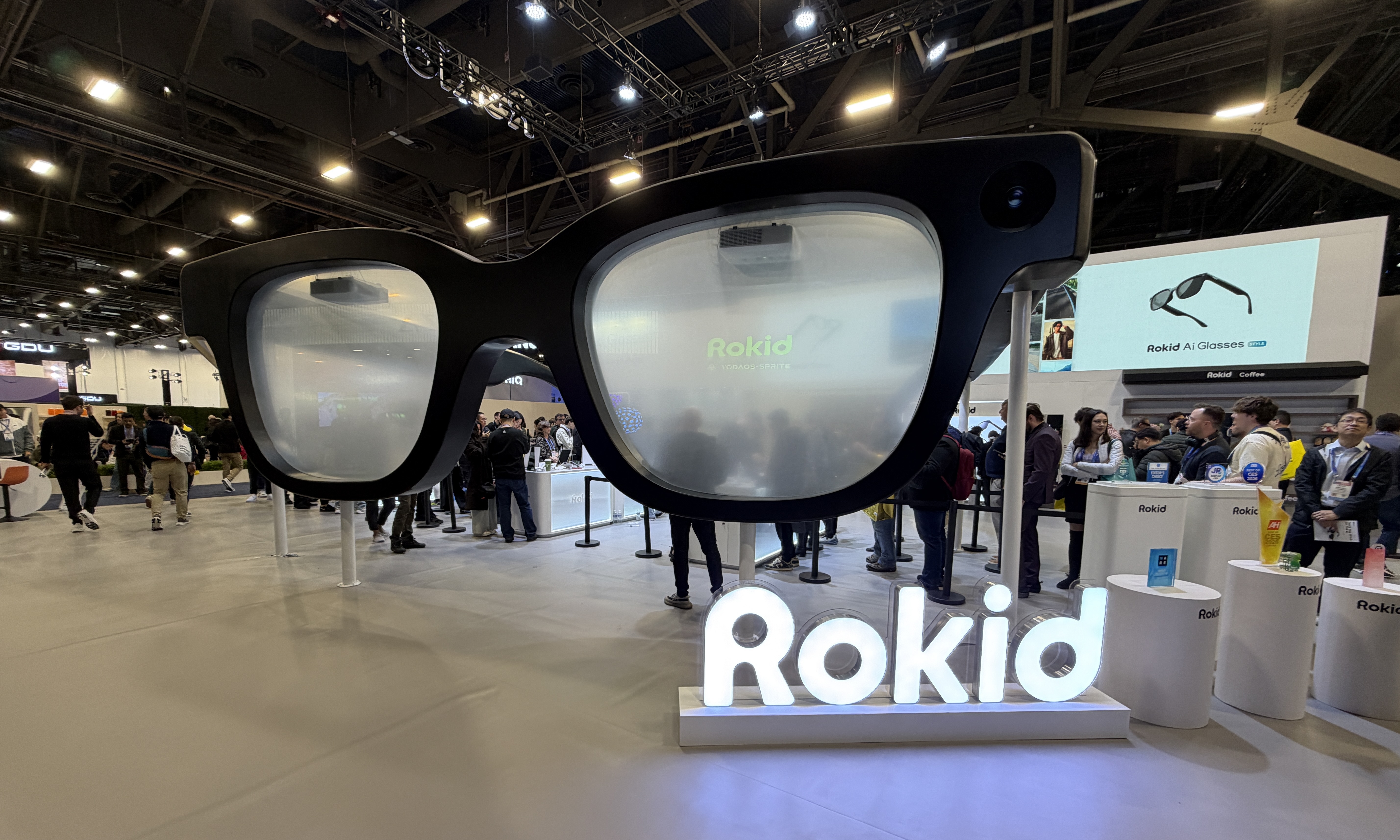 终于上桌吃饭！AI眼镜分野于CES：独立重要，智能体更重要