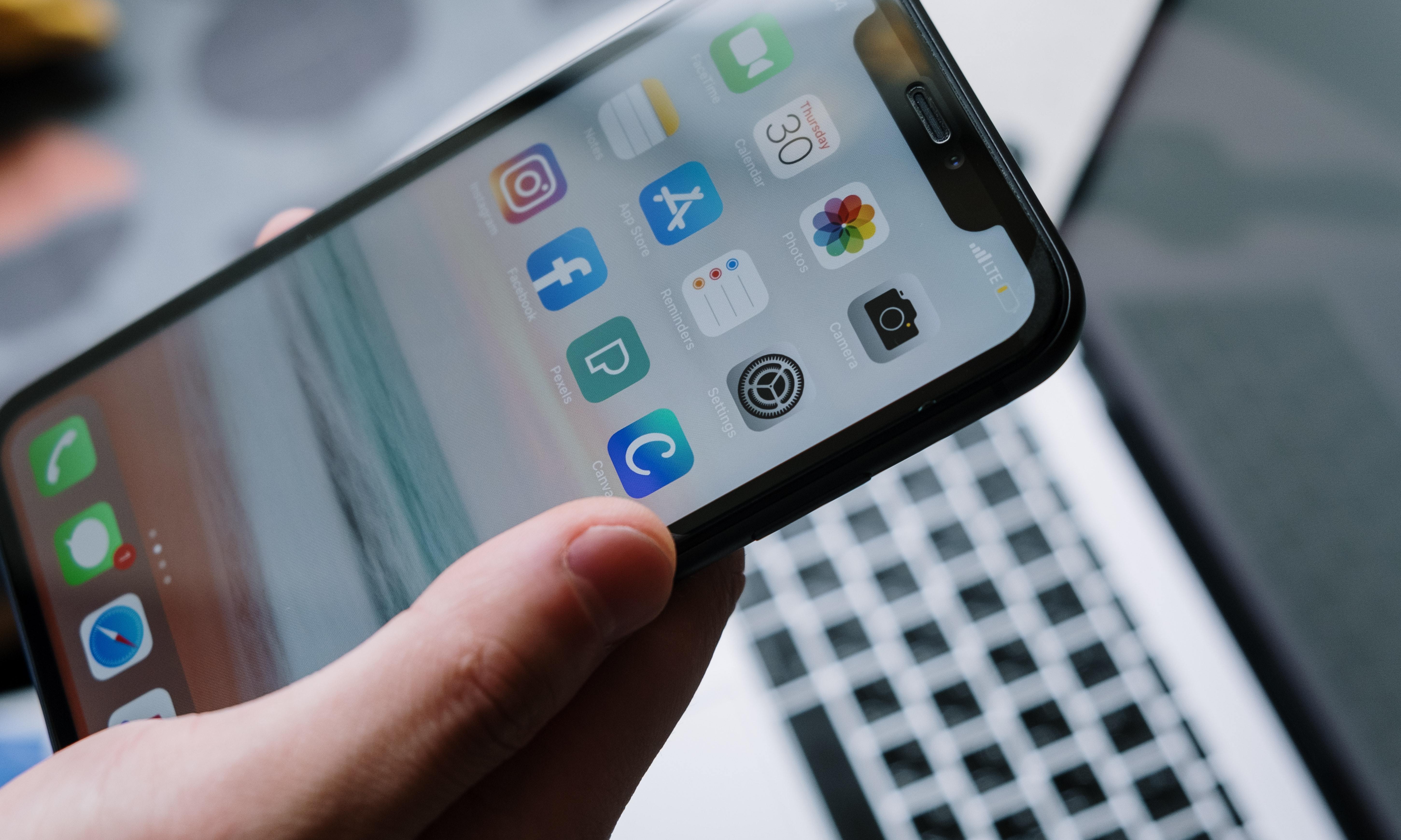 致敬乔布斯?iOS 16新版上线新壁纸:初代苹果小丑鱼回归 - 雷科技