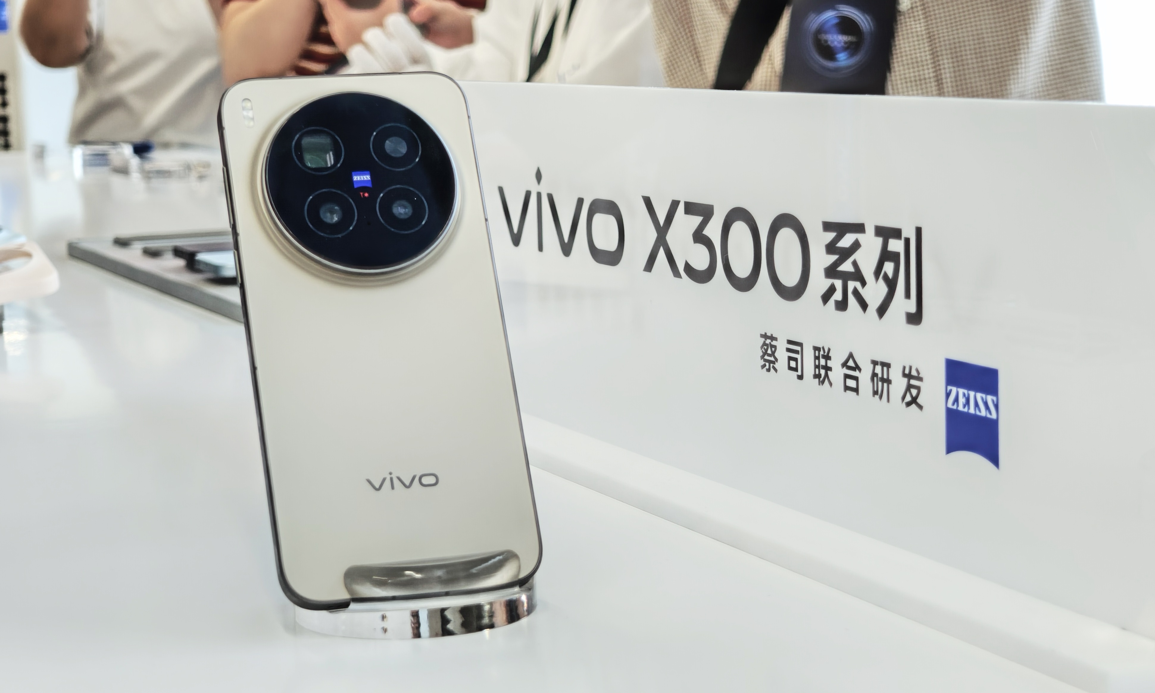 4399元起！vivo X300系列长焦再突破，影像已成护城河？