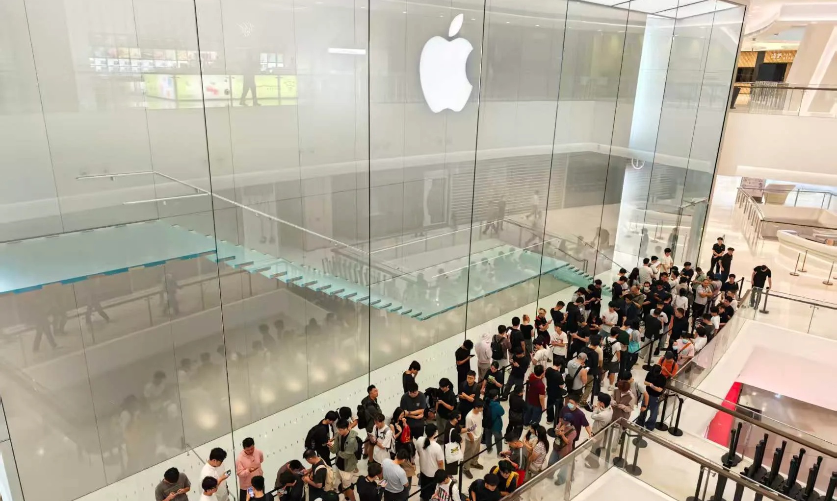 iPhone Duo发售遇冷,但「阔折叠」依然是折叠屏的最佳答案?