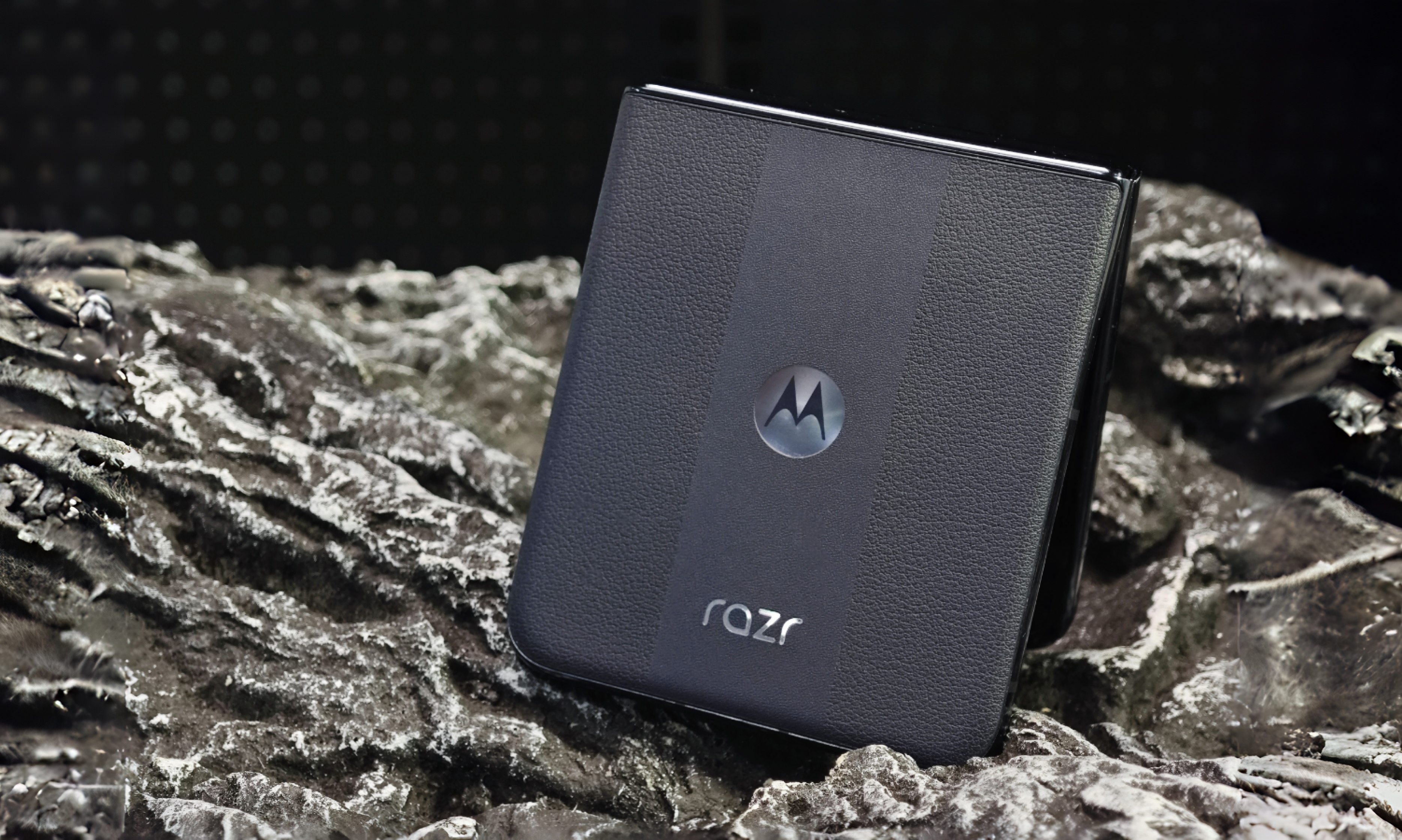 靠颜值做小屏旗舰，摩托新款小折叠此路可通？