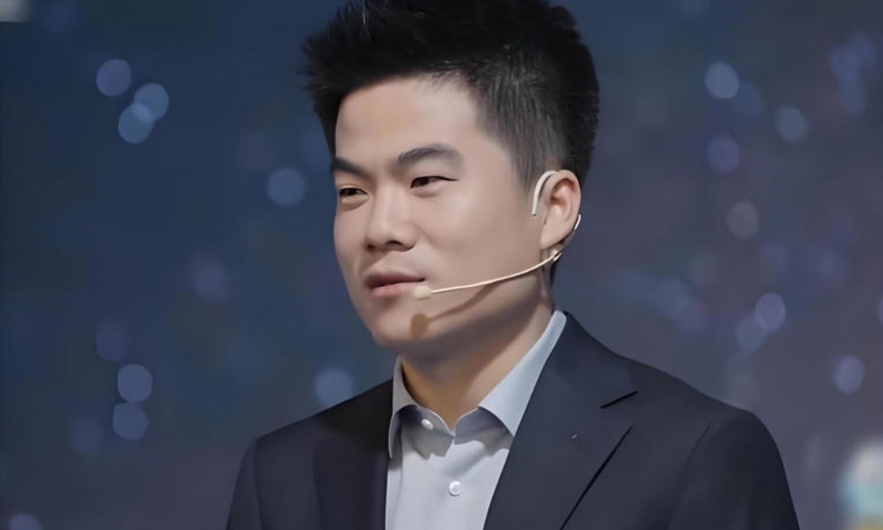 冲上热搜！董宇辉现身消博会带货，「丈母娘们」还买账吗？