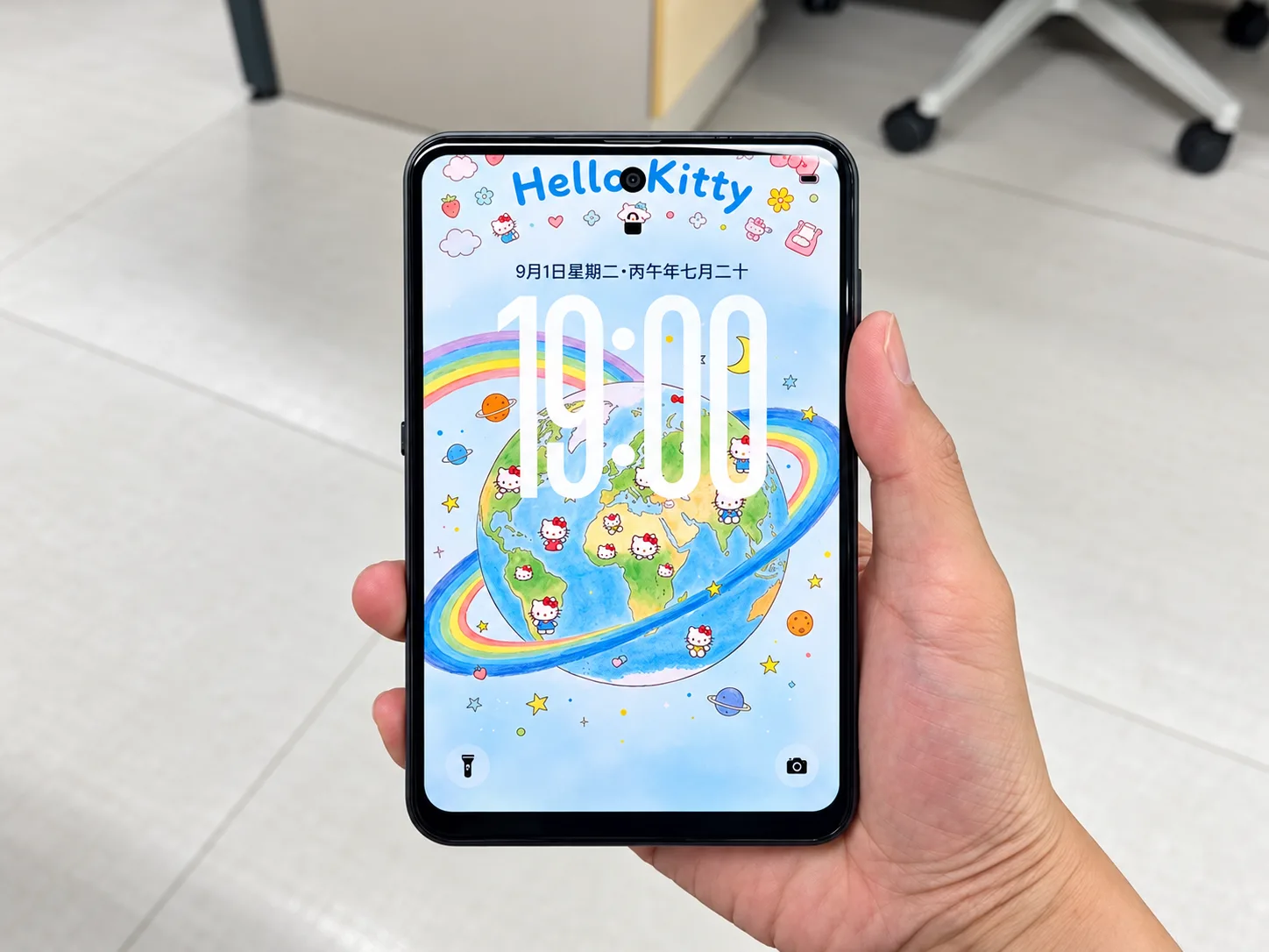 手握Hello Kitty星球锁屏手机.png