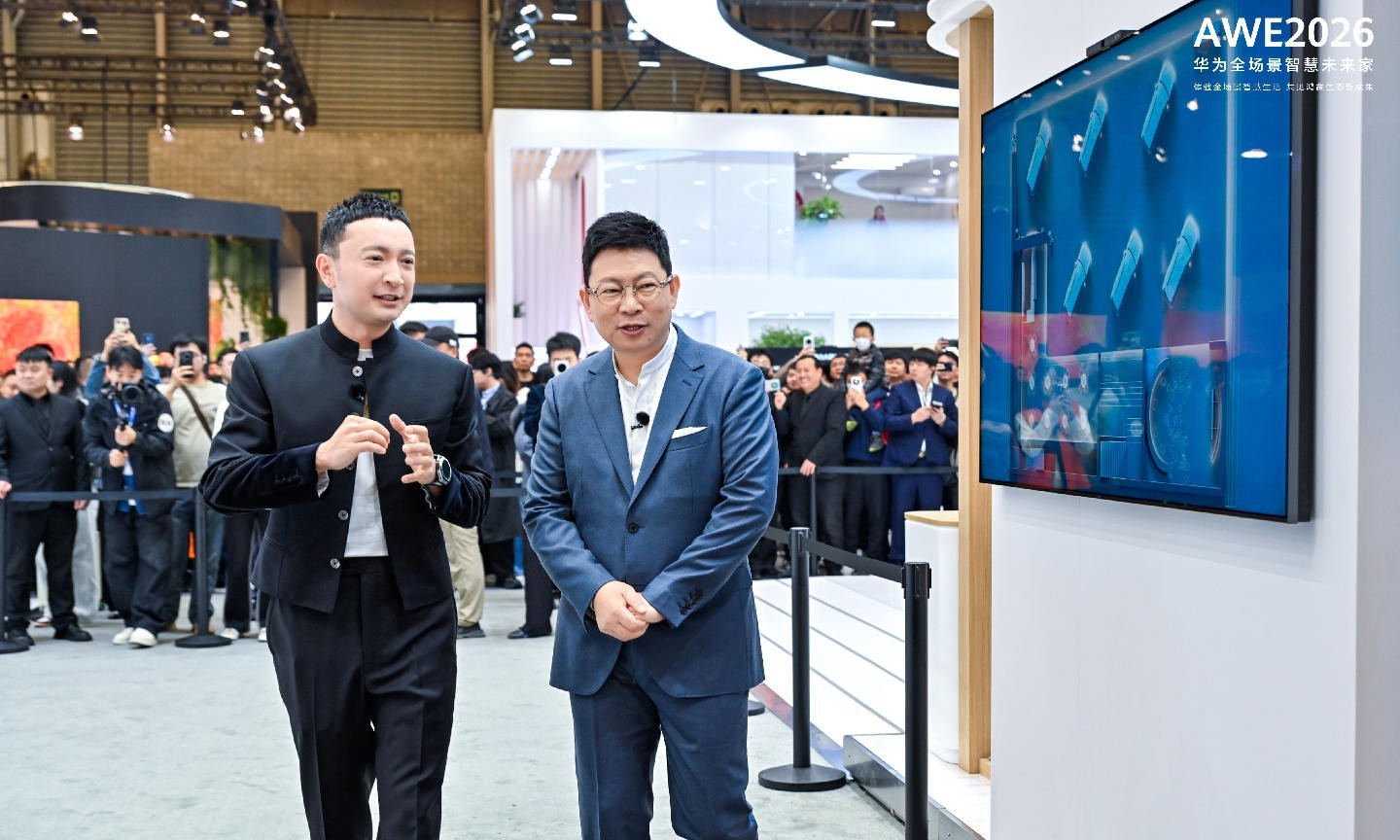 余承东、尼格买提现身AWE，华为Mate 80系列+HarmonyOS 6有什么黑科技？