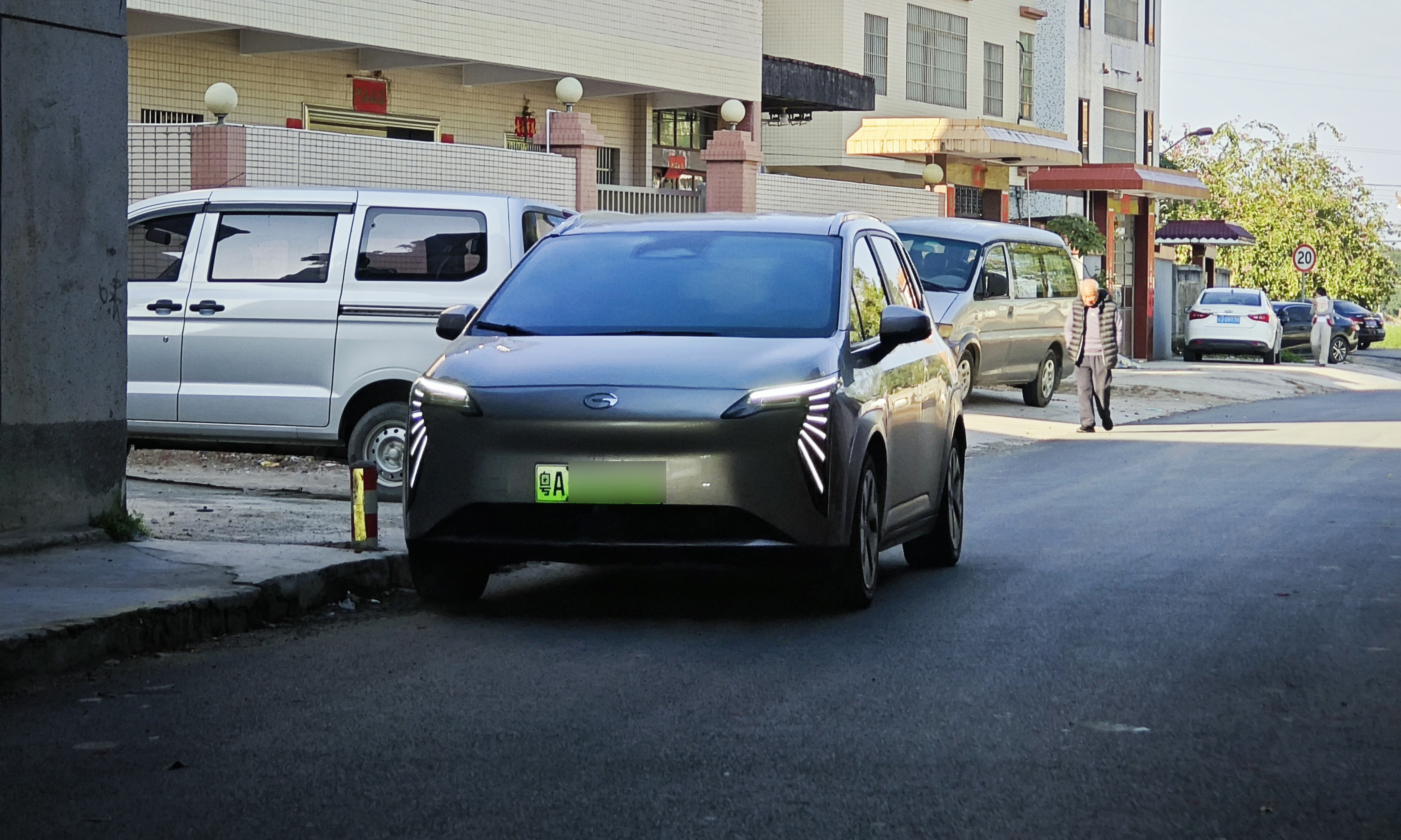 从比亚迪到百万豪车，新能源正在「入侵」小县城