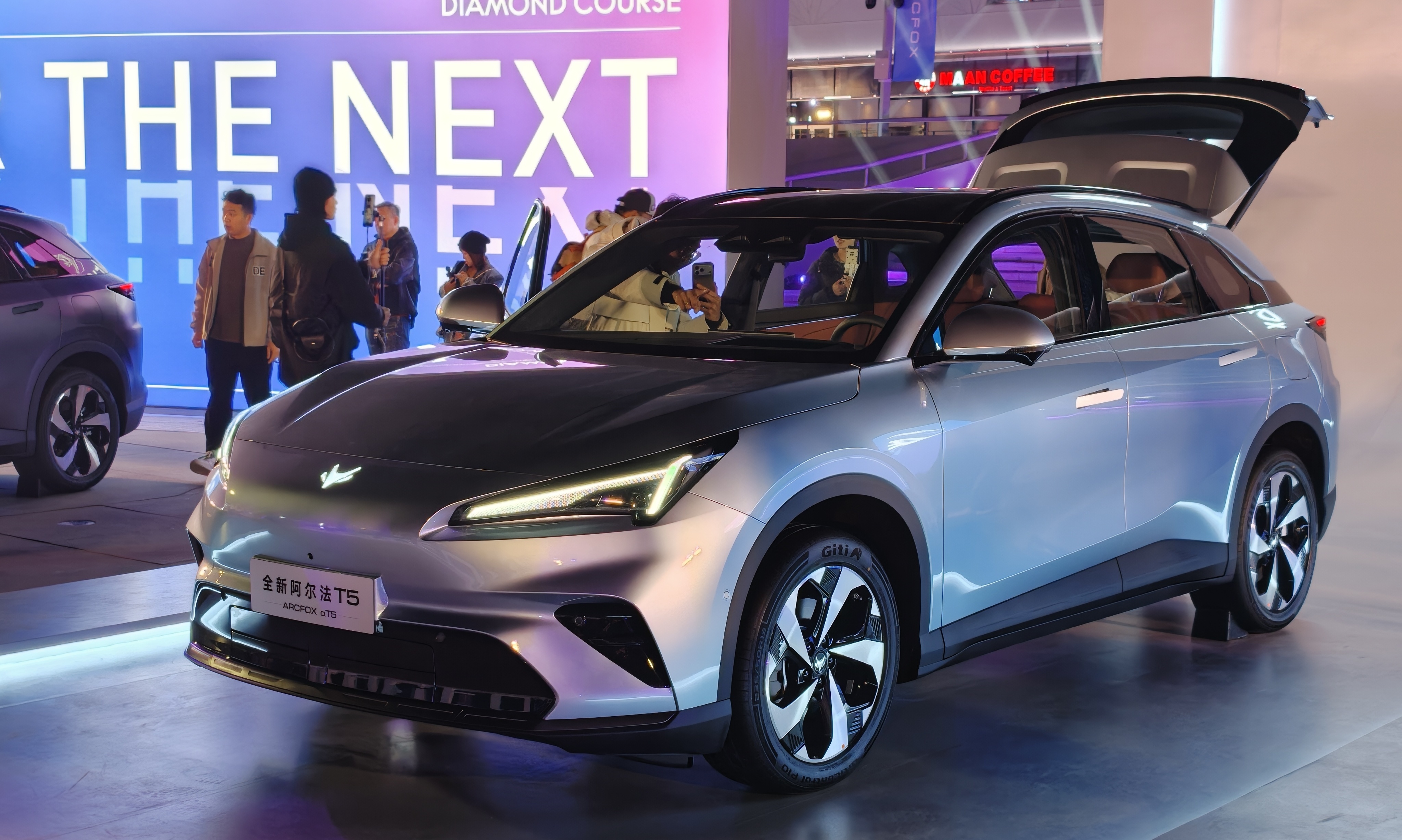 炸裂!15万级SUV首搭“舱驾一体”,极狐阿尔法T5要终结比赛?